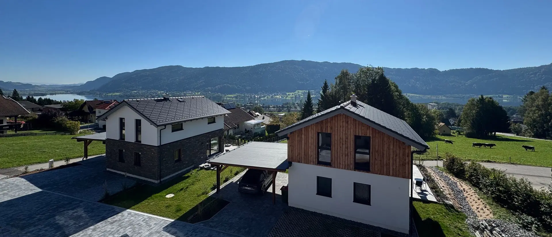 Landhäuser Almrausch & Steinrose von außen – Ferienhäuser am Ossiacher See, Kärnten