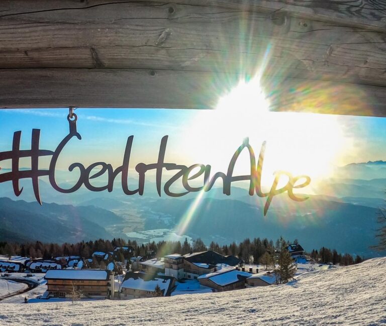Croce di vetta dell'Alpe Gerlitzen, vista sul Feuerberg
